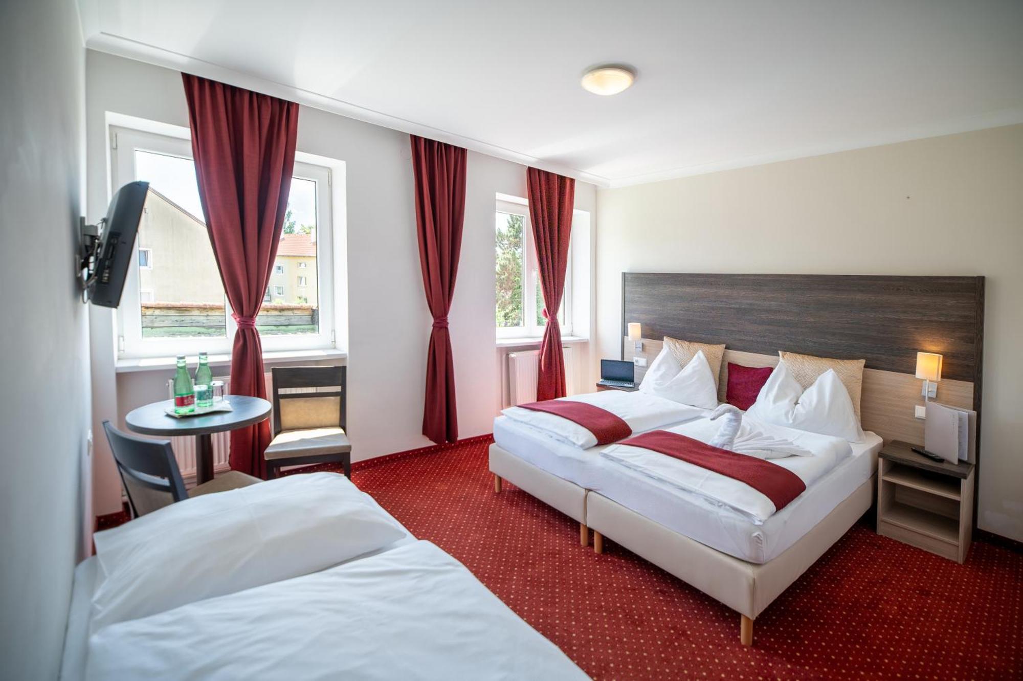 Hotel Marc Aurel Petronell Exterior photo